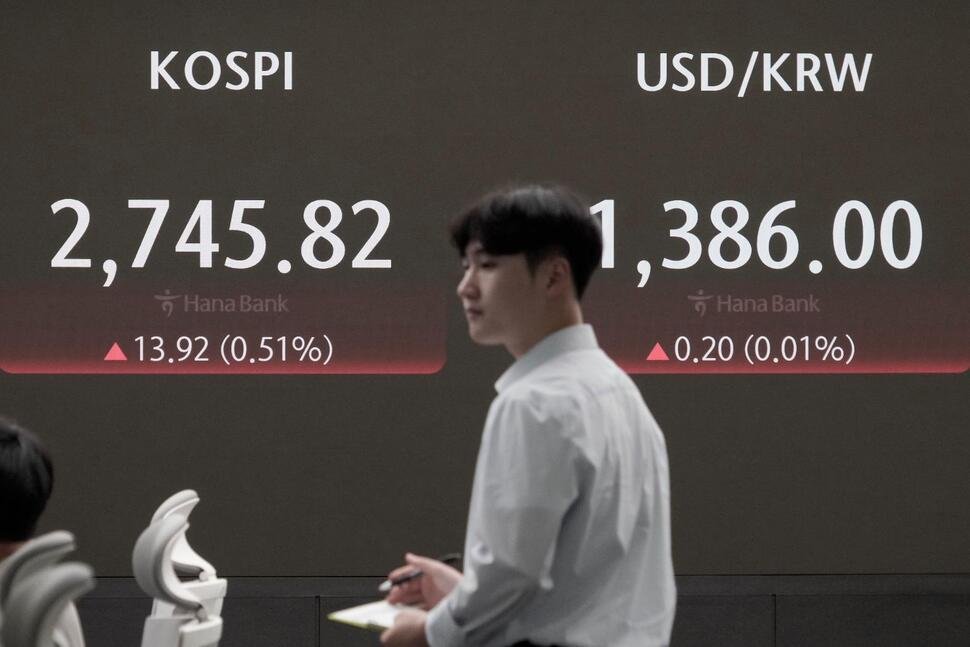 Asian Stocks Rise, Track Wall Street Gains Before Central Bank Meetings