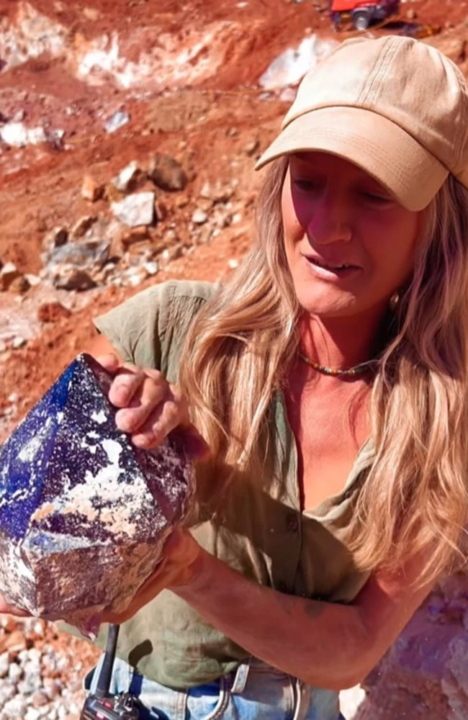 ‘Its massive’: Woman discovers stunning rare earth in Aussie outback